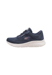 Zapatillas de carrera en color marino con parte superior de tejido transpirable, diseño texturizado, suela blanca salpicada y logo de "Skechers" en el lateral. Se destaca su característica impermeable.