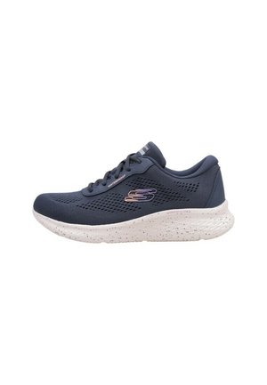 Zapatillas de carrera en color marino con parte superior de tejido transpirable, diseño texturizado, suela blanca salpicada y logo de "Skechers" en el lateral. Se destaca su característica impermeable.
