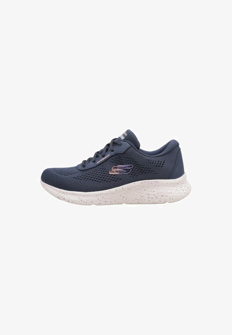 Zapatillas de carrera en color marino con parte superior de tejido transpirable, diseño texturizado, suela blanca salpicada y logo de "Skechers" en el lateral. Se destaca su característica impermeable.