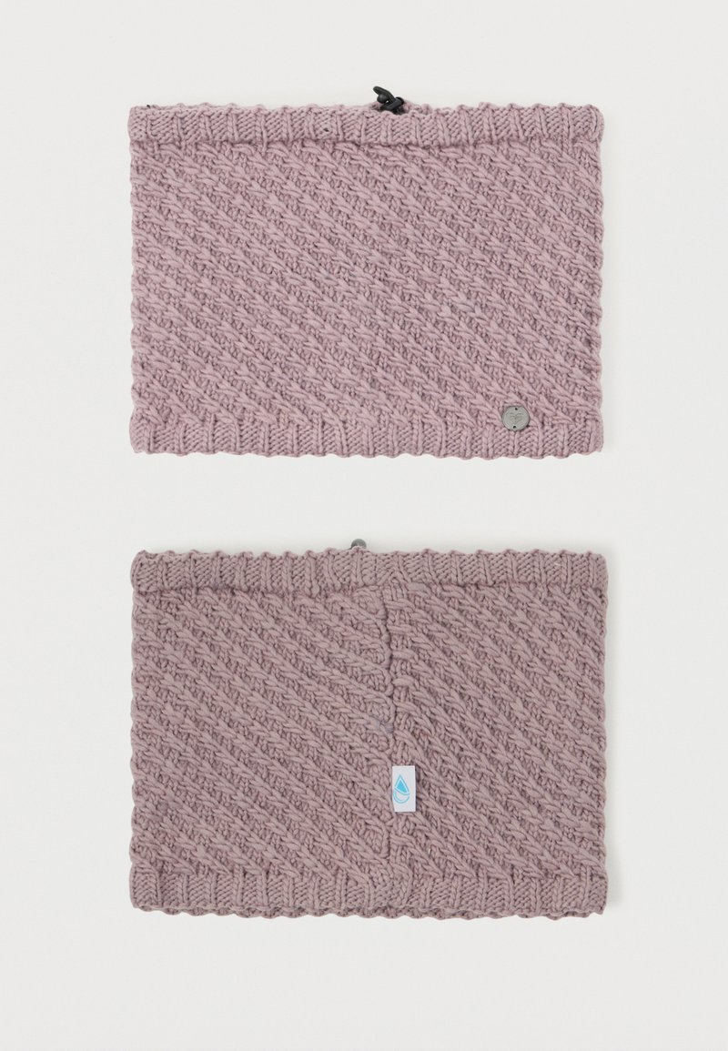 Gehaakte nekwarmer in licht mauve met een textuurpatroon. Bevat een rits en twee kleine accenttags, één rond en één rechthoekig.