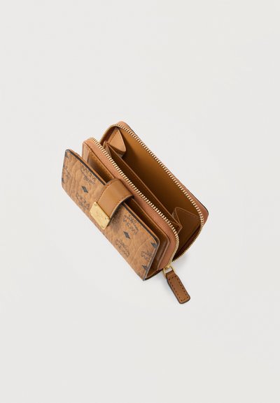 Portefeuille en cuir marron avec fermoir en or, motif logo de la marque, et compartiment zippé entièrement ouvert montrant les sections intérieures.