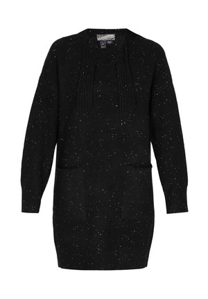 Mustmust villane kleit, millel on valged täpid, pikkade varrukatega, ribatud äär ja kaks eesmist taskut. Omab ümarat kaelust.