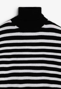 Jersey de cuello alto a rayas blancas y negras con una textura suave. Presenta un cuello alto y un ajuste regular. Las rayas están espaciadas uniformemente.