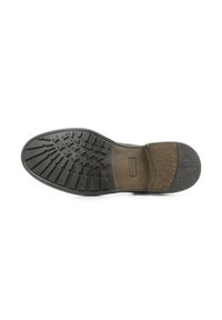 Semelle en caoutchouc noir dotée d'une surface texturée avec une combinaison de motifs de semelle. Comprend un accent en cuir marron au niveau du talon.