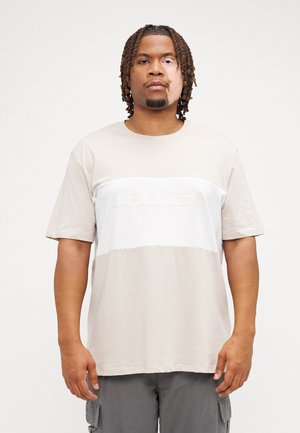 Beige og hvid t-shirt med korte ærmer og lige snit, med et præget logo over brystet. Glat bomuldsstof.