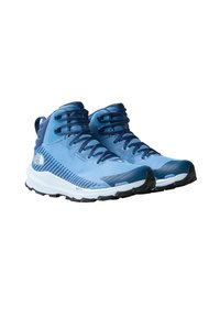 Baskets montantes bleu en mesh et matériau synthétique ; avec une tige texturée, des accents bleu foncé contrastants, et une semelle extérieure en caoutchouc.
