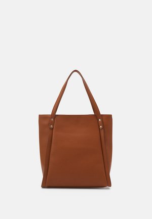 Ruskea nahkainen olkalaukku, jossa on kaksi pitkää kantokahvaa ja hillityt metalliset niittiyksityiskohdat yksinkertaisella taustalla.