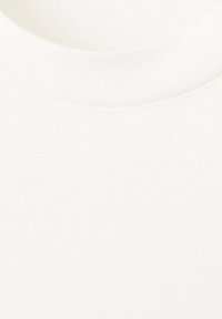 Wit T-shirt met een ronde hals en een gladde, fijngebreide textuur met een consistent oppervlakpatroon.