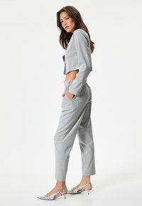 Koton HIGH RISE WAIST DETAIL - Tygbyxor - grey