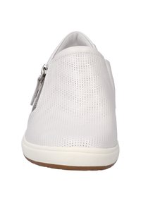 Weiße Sneaker mit perforiertem Lederoberteil und seitlichem Reißverschluss. Sie verfügen über eine Gummisohle mit runder Zehenpartie und subtilen braunen Akzenten auf der Sohle.