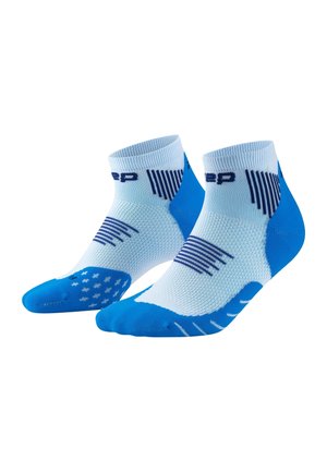 Paar hellblaue Knöchelsocken mit dunklerem blauem Fersen-, Zehenbereich und gemusterten Belüftungszonen.