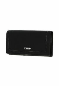 Portefeuille en cuir noir à texture lisse, doté de ferrures argentées, de coutures contrastées et d'une fermeture à rabat. Logo apposé sur le devant.