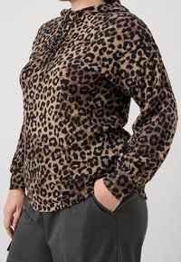 ONLY Carmakoma Felpa con cappuccio - taupe