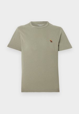 Zsályazöld rövid ujjú, kerek nyakú póló, bal mellrészen kis barna jávorszarvas logóval.