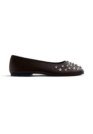 Ballerine in eco-pelle marrone con punta tonda, decorate con borchie metalliche in oro, argento e gunmetal sulla superficie superiore.