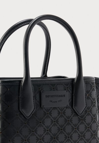 Μαύρη δερμάτινη τσάντα ώμου με υφή γεωμετρικού μοτίβου, δύο στρογγυλεμένες λαβές και πλακέτα με το λογότυπο Emporio Armani Milano 1981 στο μπροστινό μέρος.