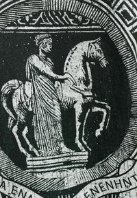 Juoda ir balta iliustracija vaizduoja arklį ir jį jojantį raitelį, detaliai pavaizduotą su plazdančia apranga ir ryškia bange, ant tekstūruoto fono.