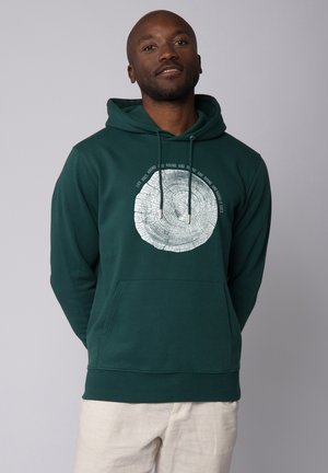 Groene hoodie van zacht materiaal, voorzien van een circulaire boomringgrafiek met tekst op de voorkant. Inclusief een voorzak en verstelbare trekkoorden.