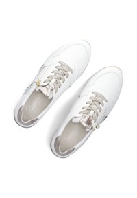 Witte leren sneakers met metallic gouden accenten, gestructureerde grijze veters en een gladde beige binnenkant. Kenmerkende ontwerpelementen aan de zijkanten.