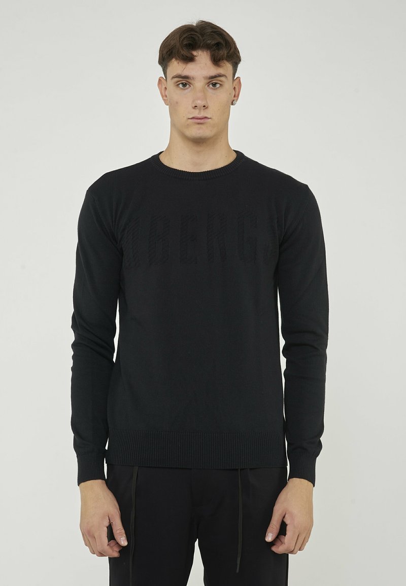 Maglione nero a maniche lunghe, con collo e orlo a costine, caratterizzato da un motivo logo testurizzato sul petto. Tessuto a maglia liscia.