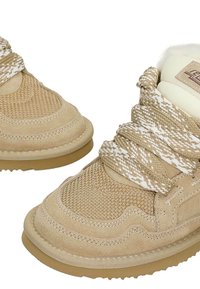 Bottes d'hiver en daim beige et mesh avec des lacets épais beiges et blancs à motif et une doublure intérieure chaude et pelucheuse au niveau de la cheville.