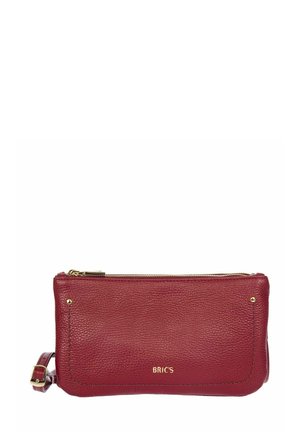 Pochette en cuir rouge avec finition texturée, matériel doré, fermeture éclair et nom de la marque embossé sur le devant. Bandoulière réglable incluse.