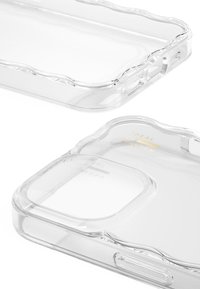 Custodia trasparente per telefono con bordi ondulati, materiale plastico trasparente, ritagli per la fotocamera e i pulsanti, e testo in oro in rilievo.