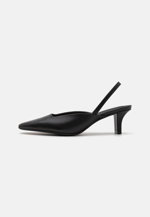 Tacchi slingback in satin nero con punta appuntita, tacco a blocco di 3 cm e design minimalista. Texture liscia con schiena aperta.