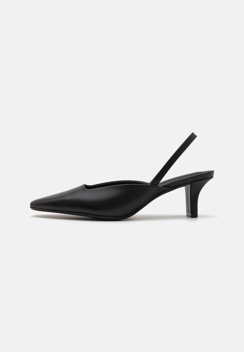 Sorte satin slingback hæler med spiss tå, 3 cm blokkhæler og minimalistisk design. Glatt tekstur med åpen bak.
