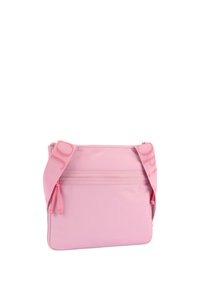 Borsa a tracolla in nylon rosa con due scomparti zip. Tracolla regolabile con grande dettaglio del logo. Texture liscia, forma rettangolare.