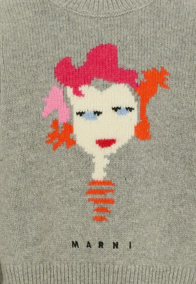 Szary, dzianinowy sweter z kolorowym, abstrakcyjnym wzorem twarzy z różowymi i pomarańczowymi akcentami oraz czerwono-białymi paskami na dole.