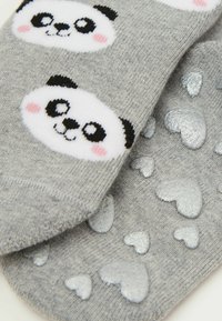 Calze grigie con volti di panda e cuori argentati. Materiale in maglia morbida con design di panda ricamati e motivi a forma di cuore lucidi.