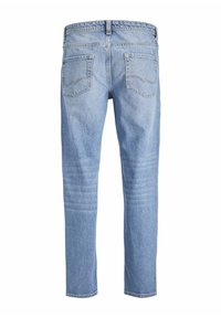Jeans en denim bleu clair avec une coupe slim, présentant des poches arrière avec des coutures courbées, des coutures visibles et un design à jambe droite.