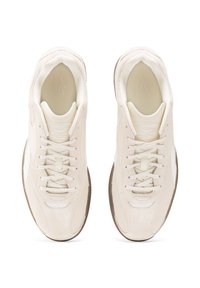 Baskets blanc cassé en cuir lisse et daim, dotées d'un bout arrondi, d'un design à lacets et d'une semelle extérieure en caoutchouc avec des accents marron.