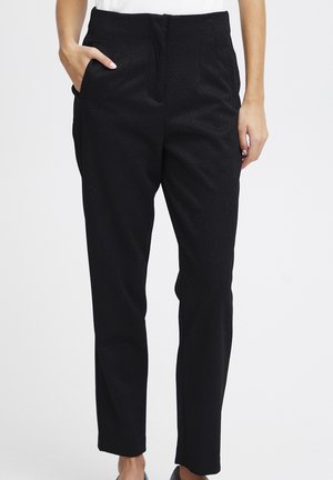 Pantalones negros de corte entallado con tejido texturizado, ajuste slim, dos bolsillos laterales y cierre frontal con cremallera.