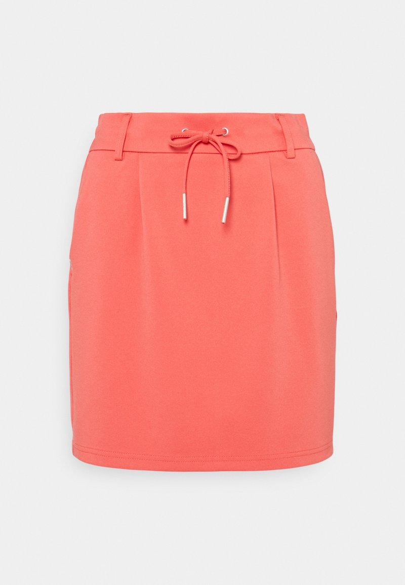 Falda de color coral hecha de material suave, con cintura ajustable por cordón, pinzas en la parte delantera y un dobladillo liso. Diseño sencillo, sin patrones.
