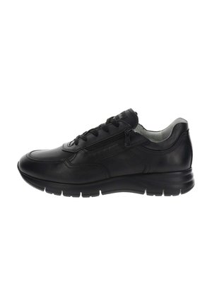 Sneaker in pelle nera con lacci anteriori e cerniera laterale, suola spessa imbottita, collo basso alla caviglia e punta liscia e arrotondata.