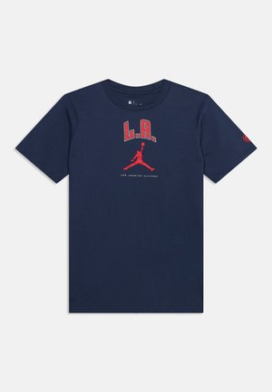 Camiseta de manga corta azul marino con texto rojo "L.A.", logo de baloncesto Jumpman rojo y "Los Angeles Clippers" impreso debajo.