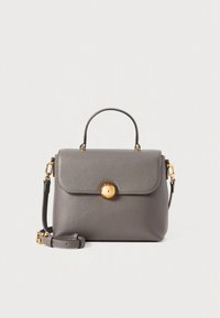 Szara skórzana torebka o usztywnionym kształcie, z górnym uchwytem, odpinanym paskiem na ramię oraz wyraźną, okrągłą, złotą klamrą z przodu.