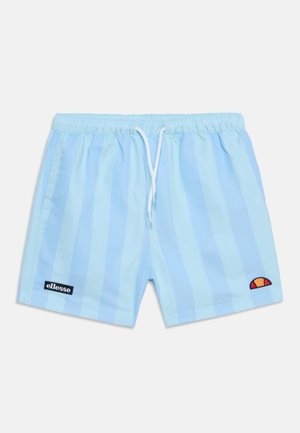 Short de bain rayé bleu clair avec cordon blanc, logo ellesse sur la jambe gauche et emblème en demi-cercle sur la jambe droite.