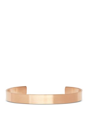 Simpelt poleret manchetarmbånd i rosaguldmetal med åbne ender og glat overflade.