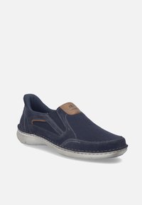 Scarpa casual blu navy senza lacci con tomaia in mesh, dettaglio in pelle marrone sulla linguetta, suola bianca e cuciture a contrasto.