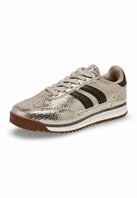 Baskets argent métallisé avec une texture craquelée, rayures latérales marron foncé, lacets gris clair, et une semelle intermédiaire blanche avec une semelle extérieure en caoutchouc marron.