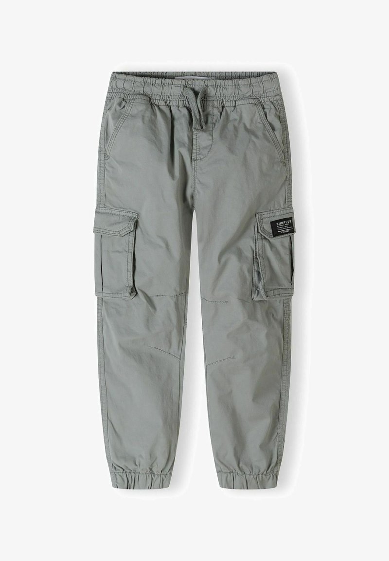 Šedé cargo kalhoty vyrobené z lehkého materiálu, s elastickým pasem, šňůrkou na stažení a postranními cargo kapsami s klopami.