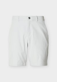Λευκά ραμμένα σορτς με θηλιές για ζώνη, μπροστινό κουμπί και φερμουάρ, παρουσιάζονται σε απλό ανοιχτό φόντο.