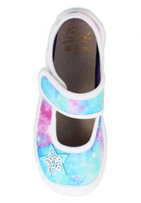 Mary Jane-schoen met een multikleurig sterrenstelselpatroon in blauw en roze, witte rand en een decoratieve ster met pailletten aan de zijkant.