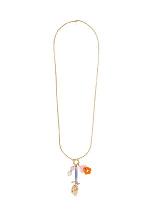Collier en chaîne dorée avec un pendentif charmant coloré, comprenant une coquillage, une fleur et diverses perles dans des couleurs pastel et vives.