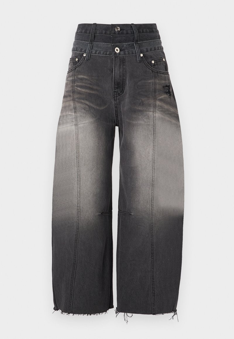 Pantalon en denim noir à jambes larges avec un dégradé délavé, des accents usés, une taille haute et des ourlets effilochés. Design à cinq poches avec des ferrures métalliques.