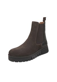 Bruine suede enkellaars met een getextureerd zwart zijpaneel, elastische inzet, ronde teen en dikke rubberen zool. Leer voering zichtbaar aan de bovenkant.