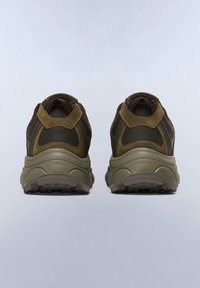 Zapatillas deportivas en marrón y verde con parte superior de tejido texturizado, cuello acolchado y suela de goma robusta, con un logotipo en el talón.